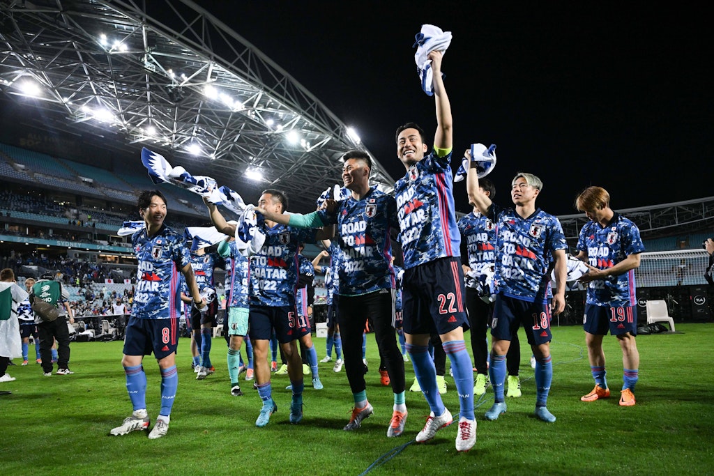 Unions Genki Haraguchi (l.) und seine japanischen Kollegen feiern den 2:0-Sieg in Australien - WM-Ticket gelöst