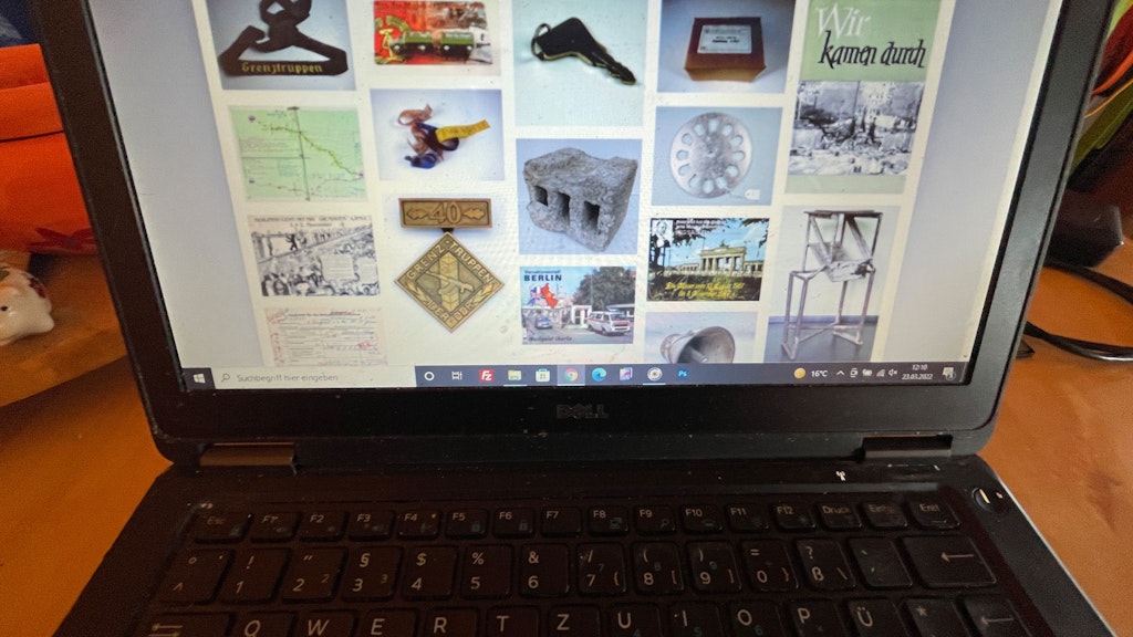"Sammlung online" steht auf einer neuen Internet-Seite der Stiftung Berliner Mauer. Die hat ihre Bestände aus der Zeit, als Berlin geteilt war, nun online gestellt. Interessierte können frei in der Datenbank recherchieren, sich jeweils über den Kontext der mehr als 10000 Objekte informieren und eigene Kommentare einbringen.