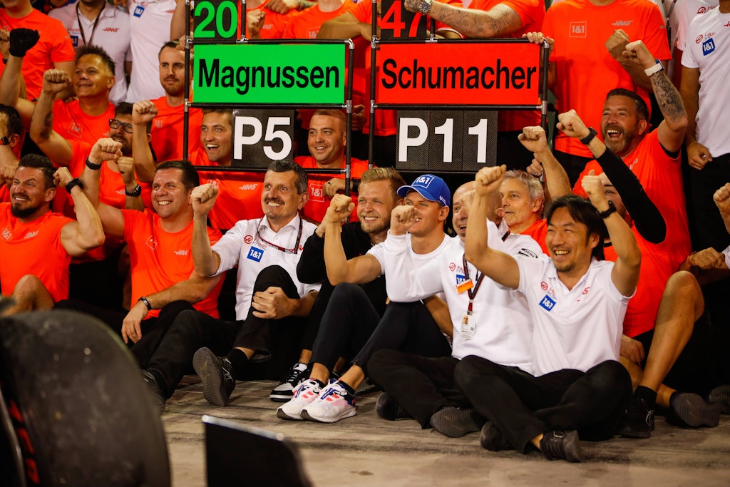 Haas jubelte als Team beim Formel-1-Auftakt über die Punkte von Kevin Magnussen. Mick Schumacher feierte mit, holte als 11. aber keine Zähler.