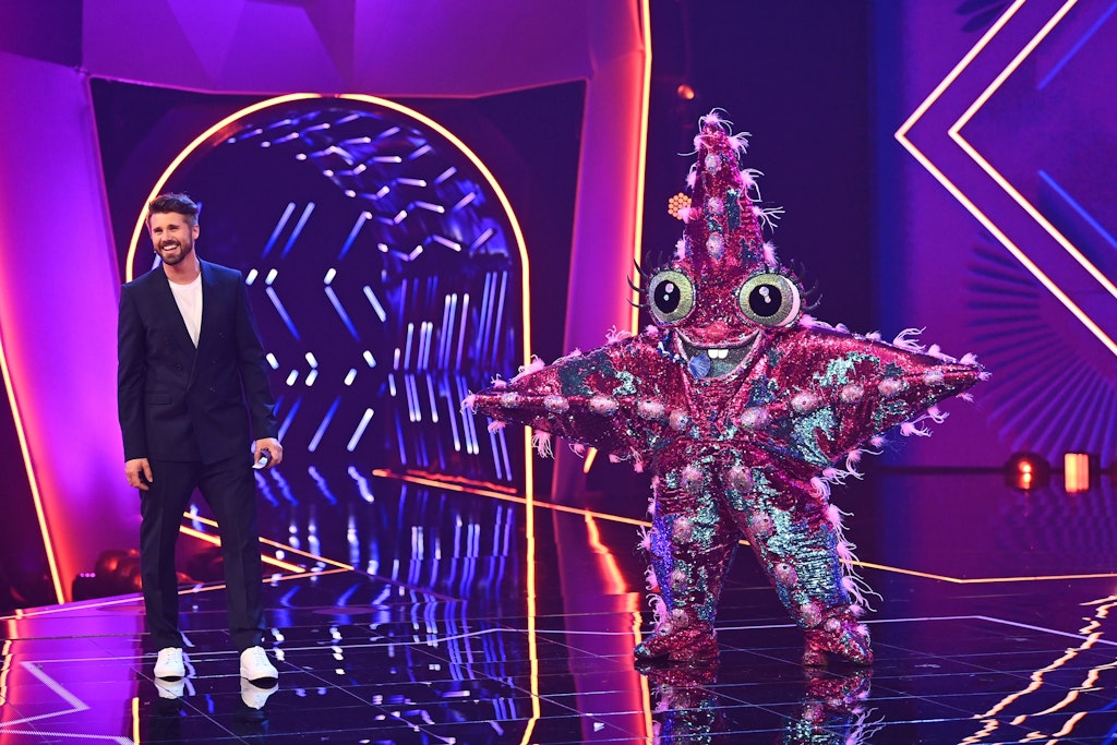 Moderator Thore Schölermann sprang in der ersten Folge von „The Masked Singer“ für Matthias Opdenhövel ein. Hier steht er mit dem Seestern auf der Bühne.