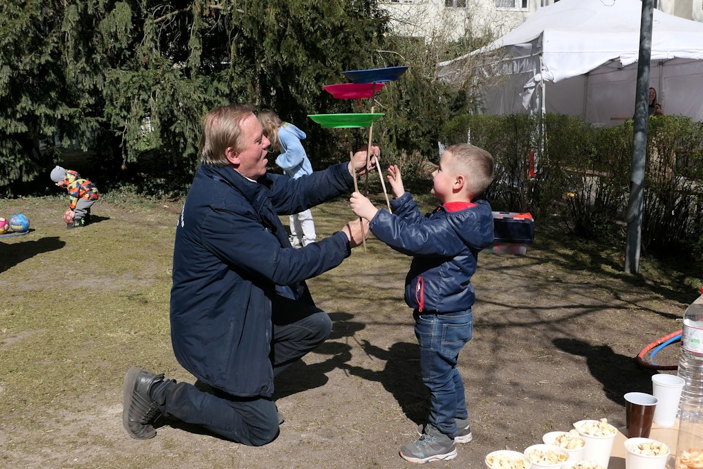 Zirkusdirektor Gerhard Richter macht aus dem kleinen Sascha (4) einen Teller-Jongleur.