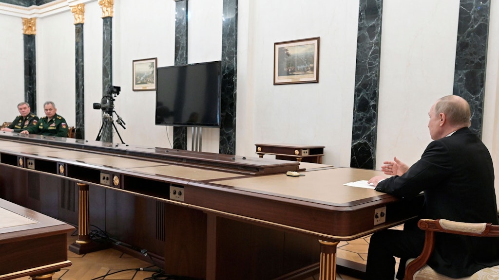 Sitzung an einem absurd langen Tisch: Hier droht Putin dem Westen gerade mit Atomwaffen, während Shoigu und Gerasimov schweigend zuhören.