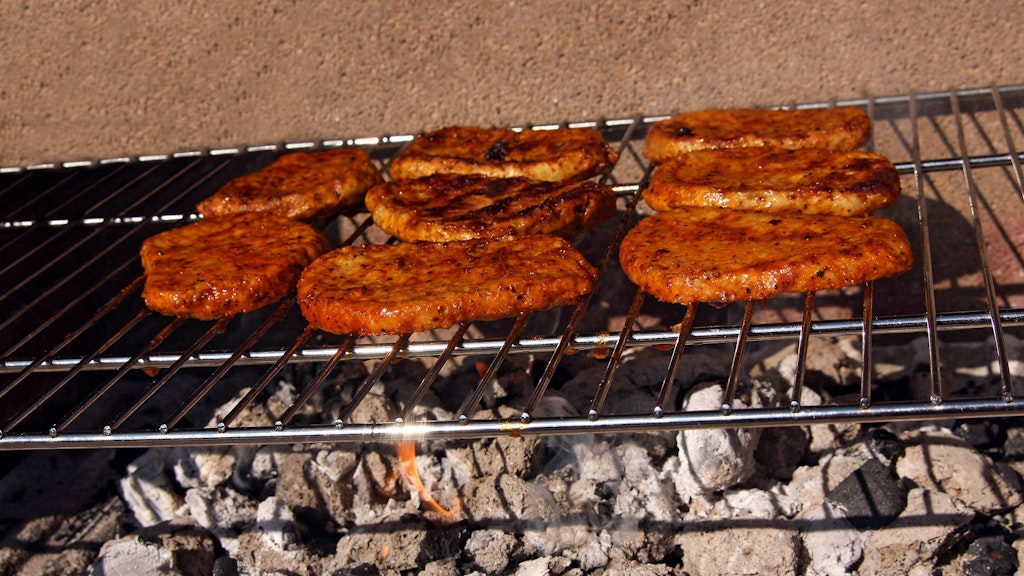 Die Hacksteaks schmecken am besten vom Grill.