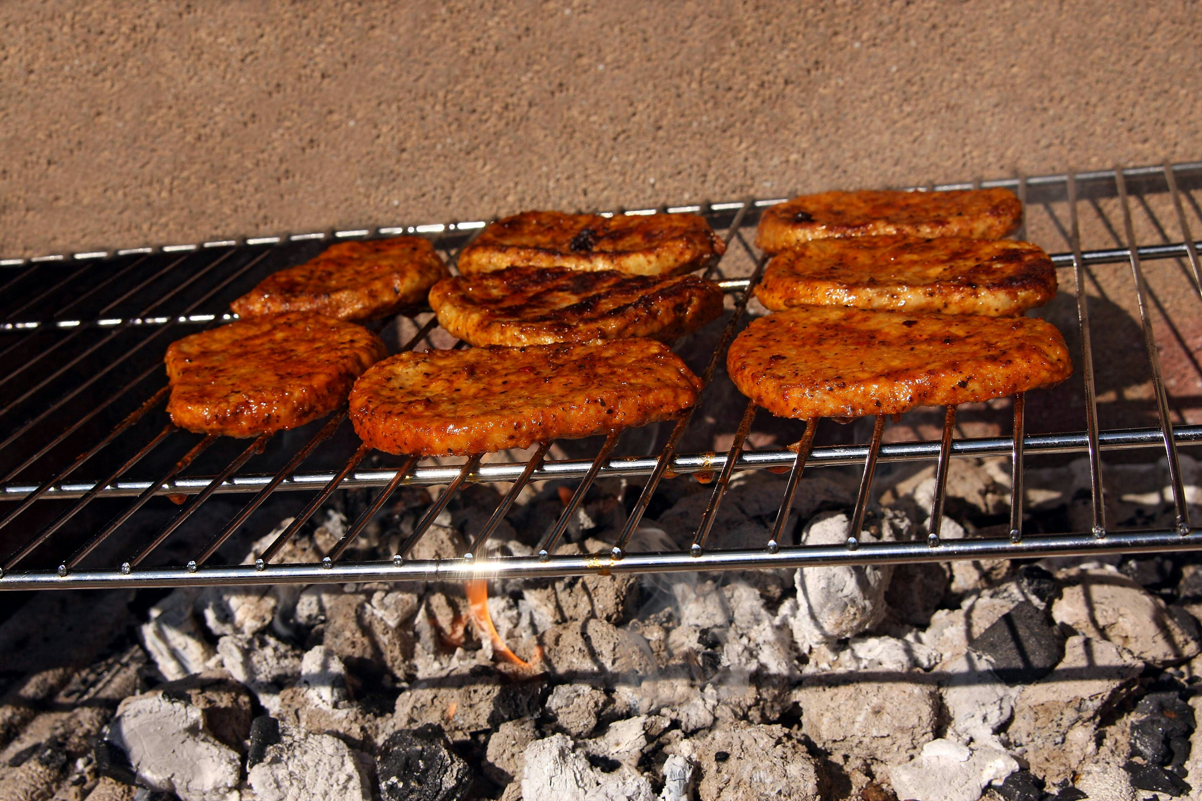 Köstlich-würzige Hacksteaks vom Grill: Das Traditionsrezept aus DDR-Zeiten!