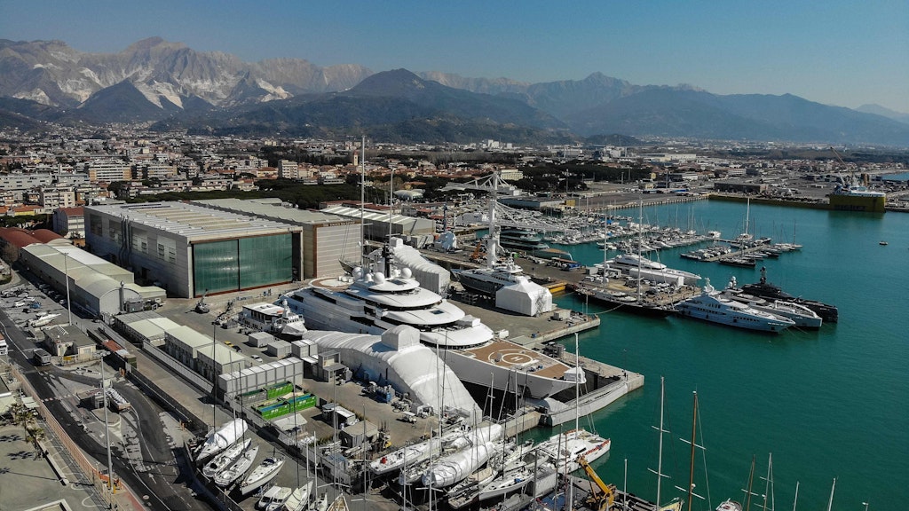 Die Mega-Jacht liegt zu Wartungszwecken in einer Werft in Carrara (Italien).