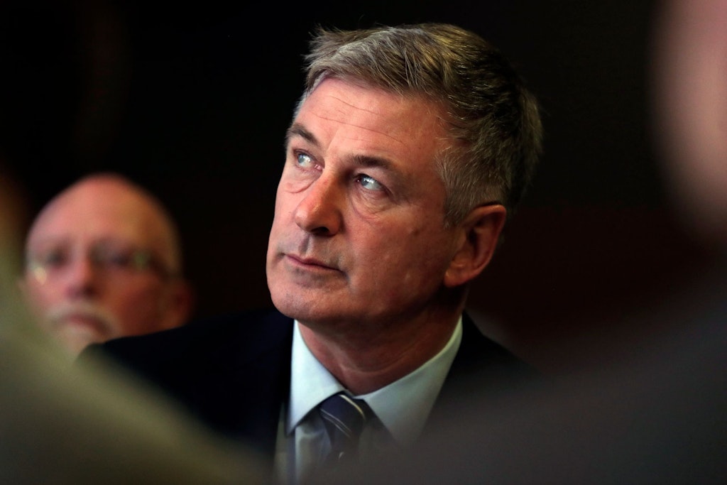 Nach dem Tod von Halyna Hutchins bei einem Filmdreh mit dem Hollywood-Star Alec Baldwin (Archivfoto) müssen die Produzenten wegen mangelnder Sicherheit eine Geldstrafe zahlen.
