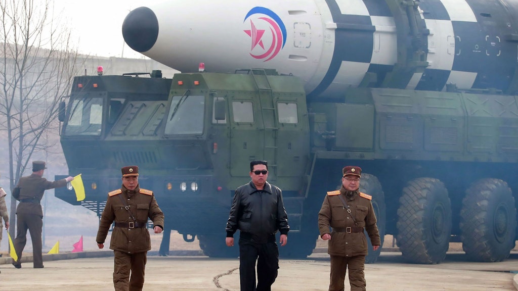 Mit Lederjacke und Sonnenbrille inszeniert sich Kim Jong Un fast schon wie ein Actionheld aus einem Hollywoodfilm.
