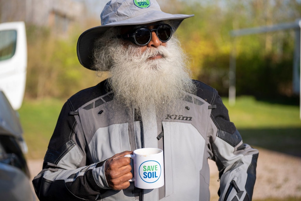 Sadhguru ist ein indischer Yogi, der sich für Umweltschutz engagiert.