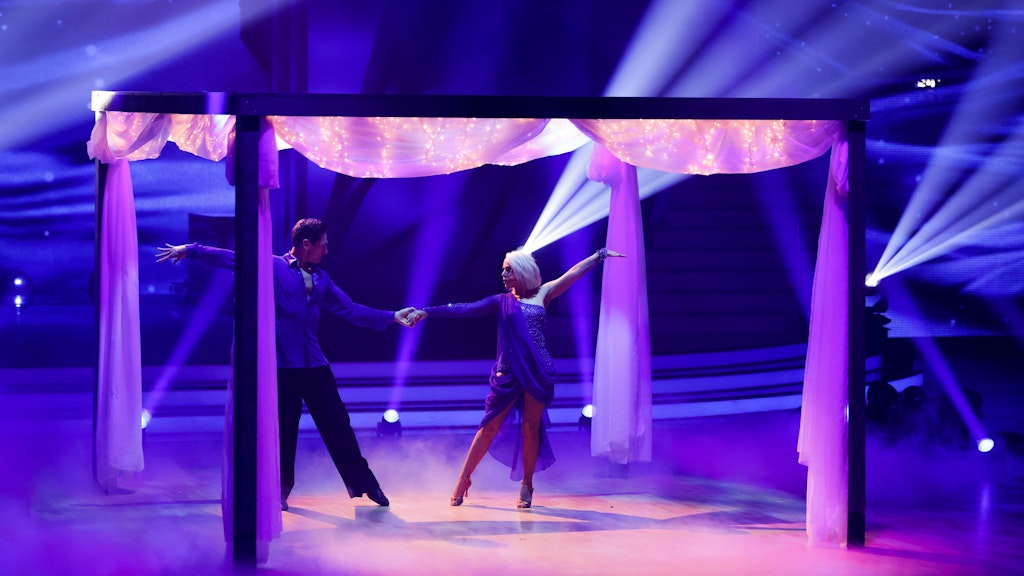 Sängerin Michelle tanzt bei „Let’s Dance“ mit Christian Polanc. Der Pavillon stürzt nach dem Auftritt um.