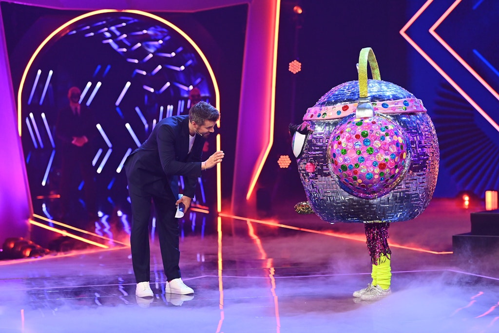 Moderator Thore Schölermann sprang in der ersten Folge für Matthias Opdenhövel ein - hier steht er zusammen mit der Discokugel auf der Bühne.