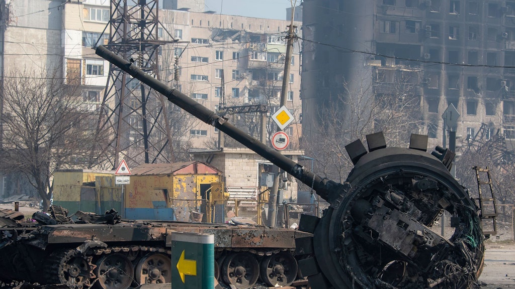 Ein zerstörter Panzer, der wahrscheinlich den russischen/pro-russischen Kräften gehört, inmitten von Trümmern im Norden der belagerten Hafenstadt Mariupol.