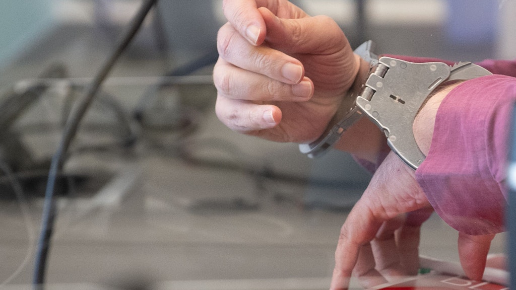 Der angeklagte Mario N. in Handschellen vor dem Landgericht in Bad Kreuznach.