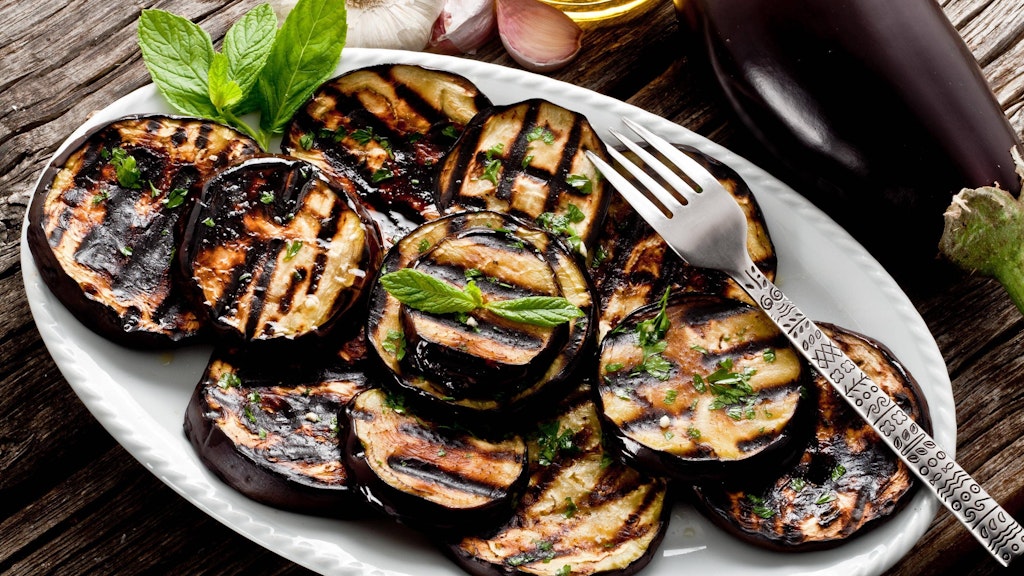 Wenn Sie ein Röstmuster auf der Aubergine wollen, können Sie sie auch grillen oder braten. Im Ofen ist es aber einfacher.
