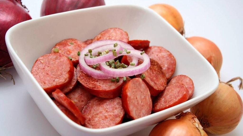 Die Paprika-Reis-Pfanne wird mit einigen Scheiben Cabanossi so richtig würzig.
