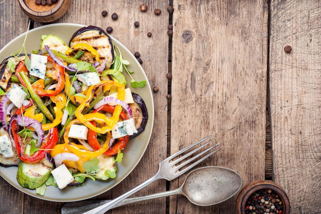 Ein leckerer Salat mit Aubergine und frischem Gemüse ist lecker und kalorienarm.