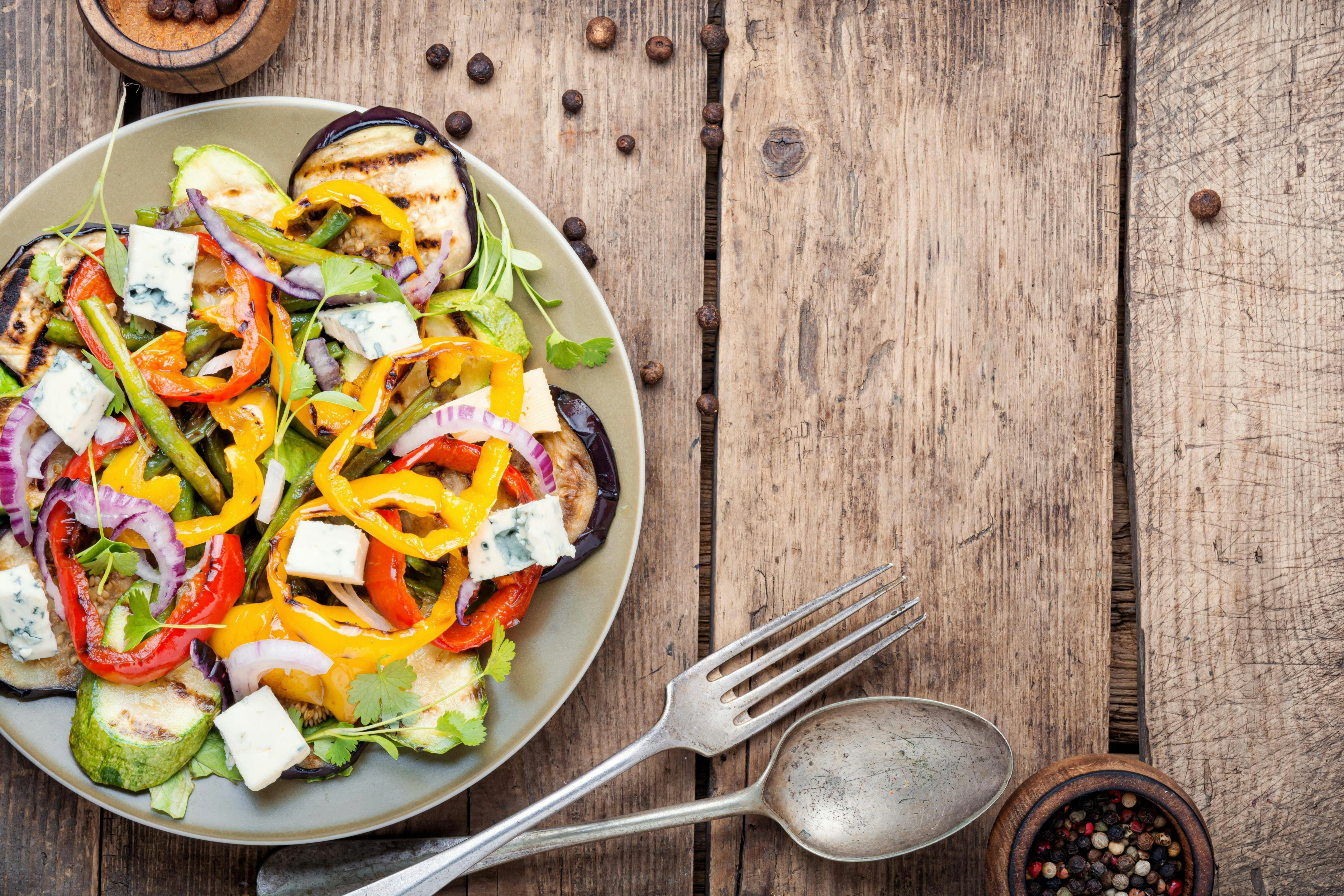 Leckerer Fitmacher-Salat mit gebackener Aubergine! Dieses Rezept wird ...