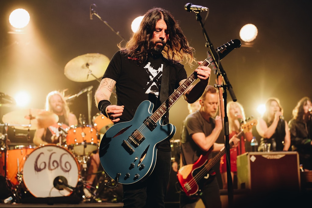 Dave Grohl, Gründer, Gitarrist und Sänger der Foo Fighters. Links der Schlagzeuger Taylor Hawkins.