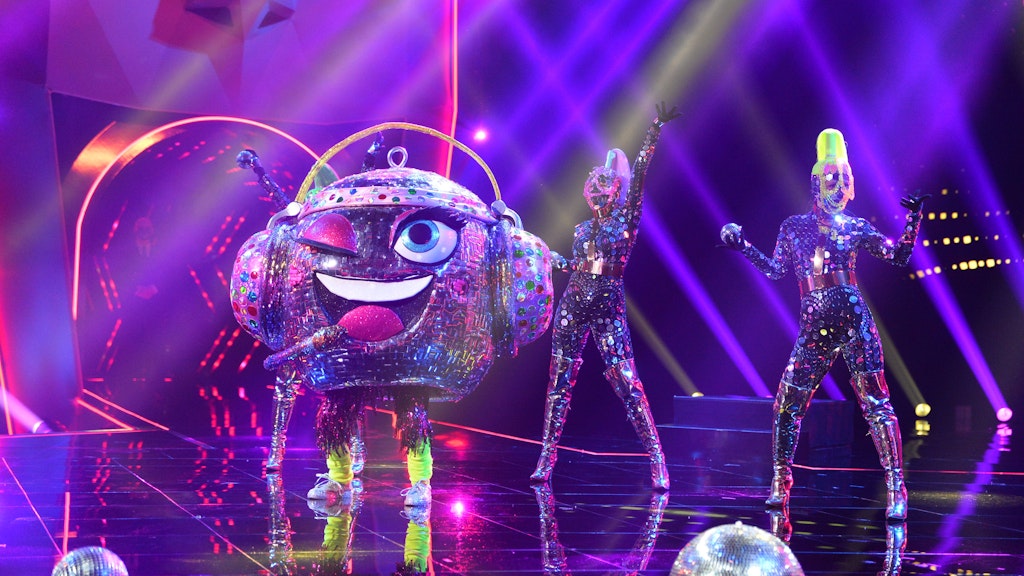 Die meisten Zuschauer sind sicher, dass Sängern Jeannette Biedermann bei The Masked Singer in der Discokugel steckt.