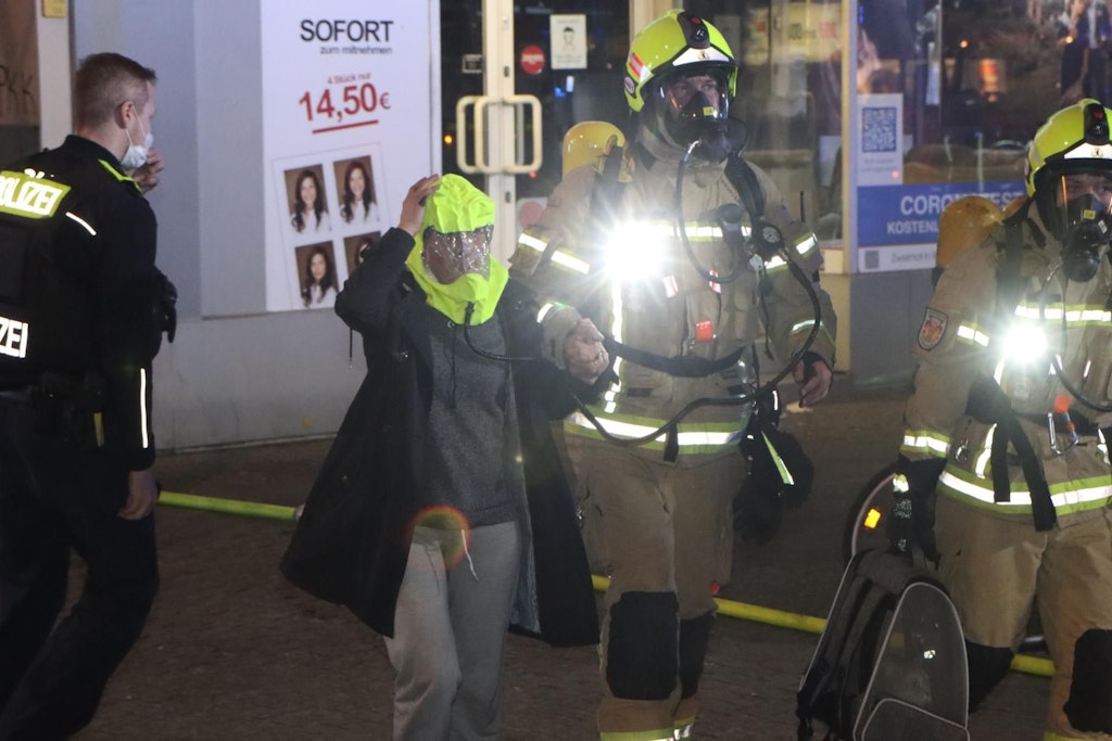 Die Feuerwehr hat diese Frau mit einer Fluchthaube aus dem total verrauchten Haus gerettet.