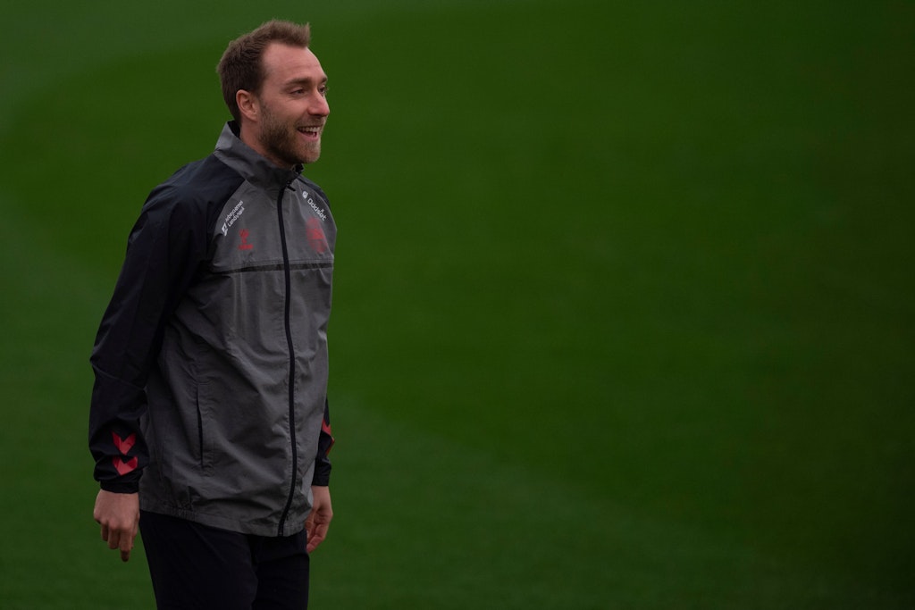 Christian Eriksen steht mit den Kollegen von der dänischen Nationalmannschaft auf dem Platz.