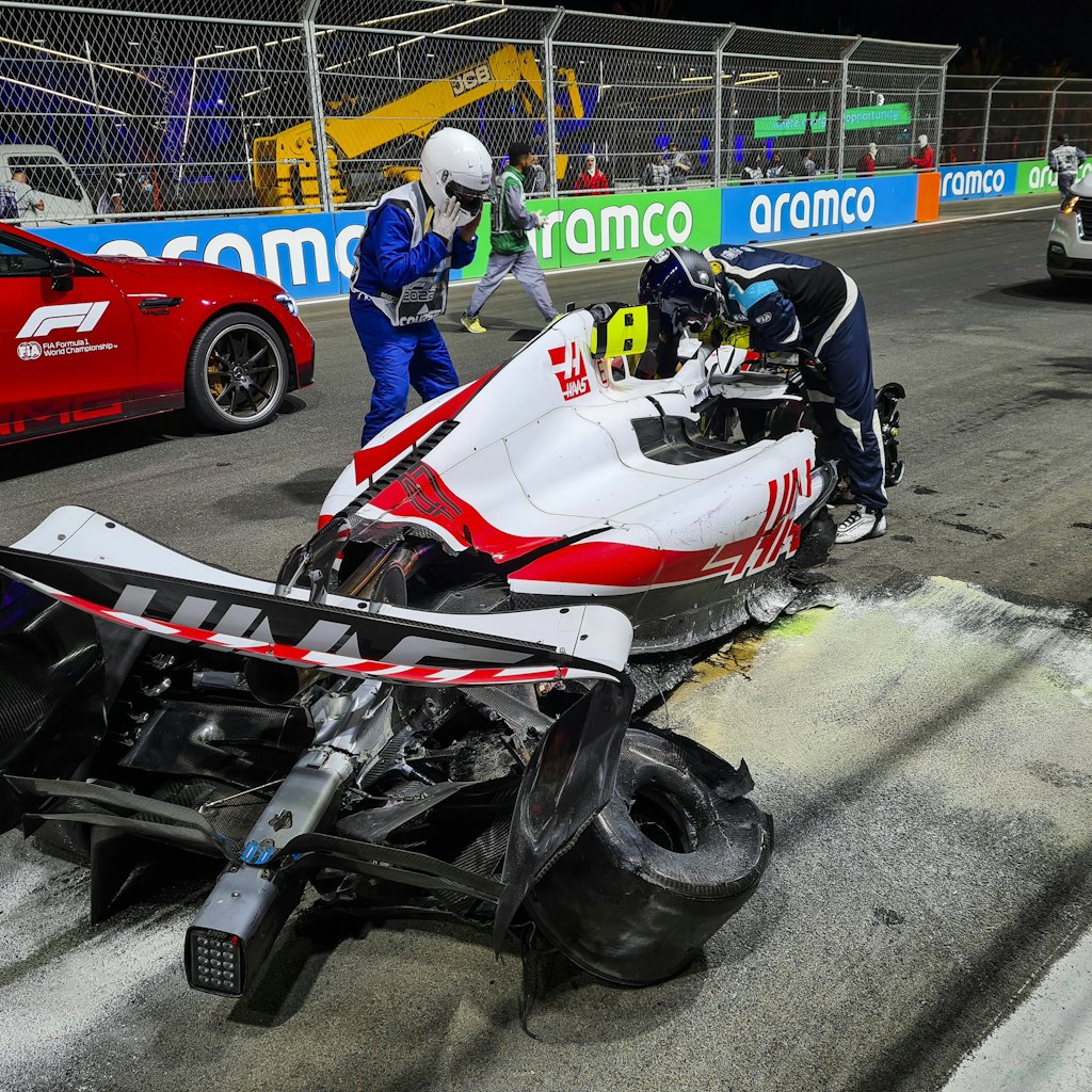 Mick Schumachers Haas-Bolide war nach dem Crash total zerfetzt.