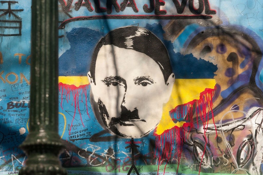 Auf der sogenannten John-Lennon-Mauer in Prag hat ein Unbekannter den russischen Präsidenten Wladimir Putin als Adolf Hitler dargestellt.