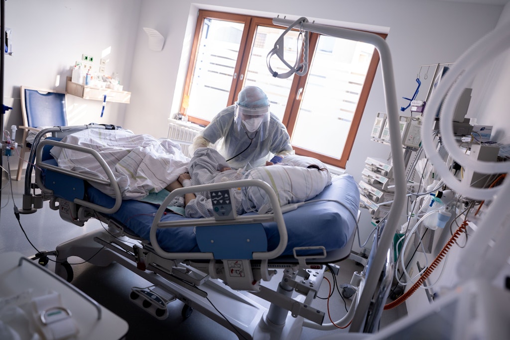 Intensivpfleger Rüdiger Piske versorgt auf der Intensivstation des Krankenhauses Bethel Berlin eine an Covid-19 erkrankte Patientin.
