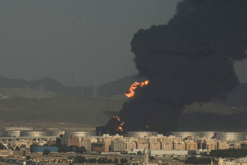 In der Nähe der Formel-1-Rennstrecke von Dschidda gab es eine Raketen-Attacke auf eine Anlage des Ölkonzerns Aramco.