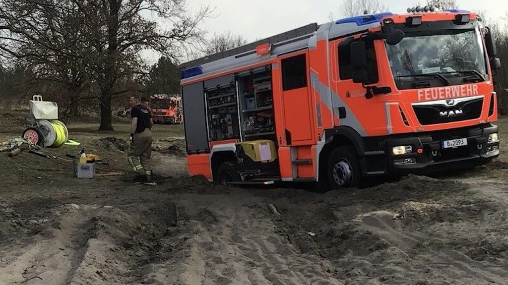 Dieses Löschfahrzeug hatte sich im unwegsamen Gelände festgefahren.