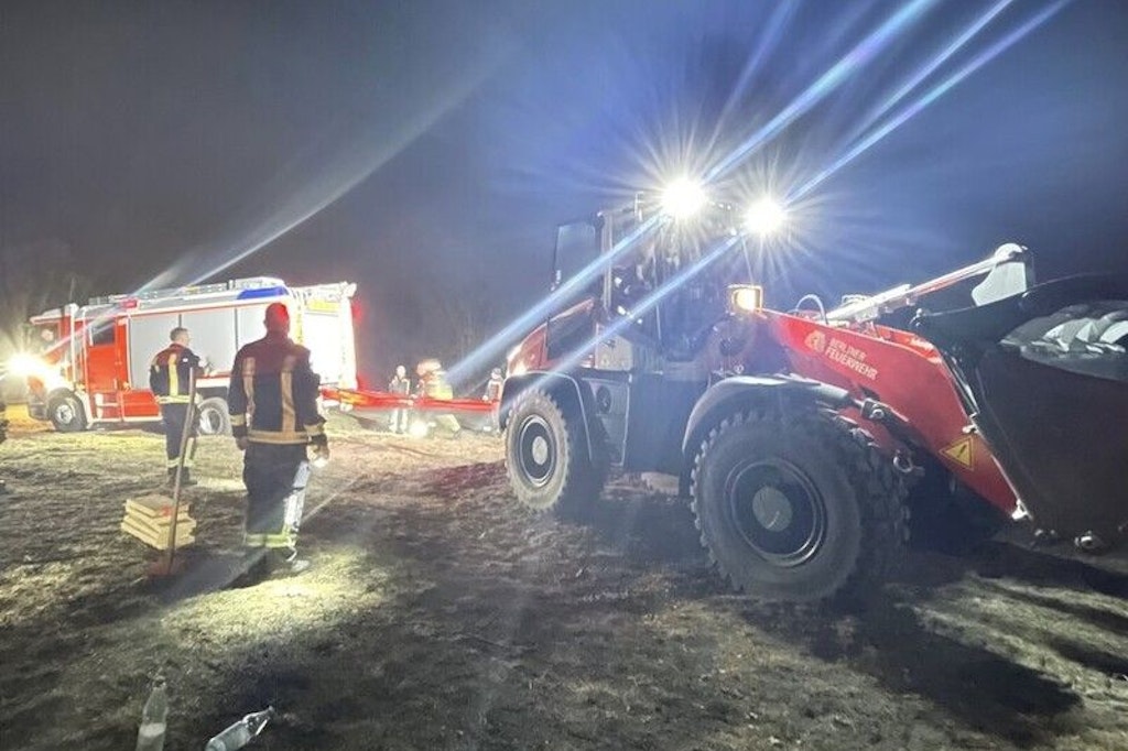 Eine Zugmaschine musste das festgefahrene Löschfahrzeug in Karlshorst befreien.