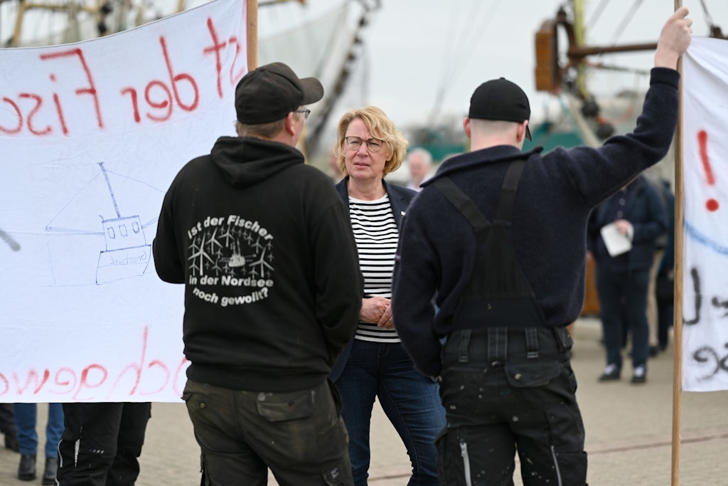 Landwirtschaftsministerin Barbara Otte-Kinast (CDU) bekam es im Hafen von Greetsiel mit verzweifelten Fischern zu tun, die wegen der hohen Dieselpreise nicht mehr aufs Meer fahren.