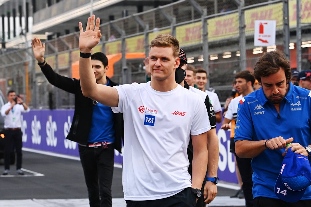 Vorm dem Rennen in Saudi-Arabien ist Mick Schumacher sogar an der Strecke, grüßt wie seine Kollegen. Nur Fernando Alonso richtet lieber seine Mütze.