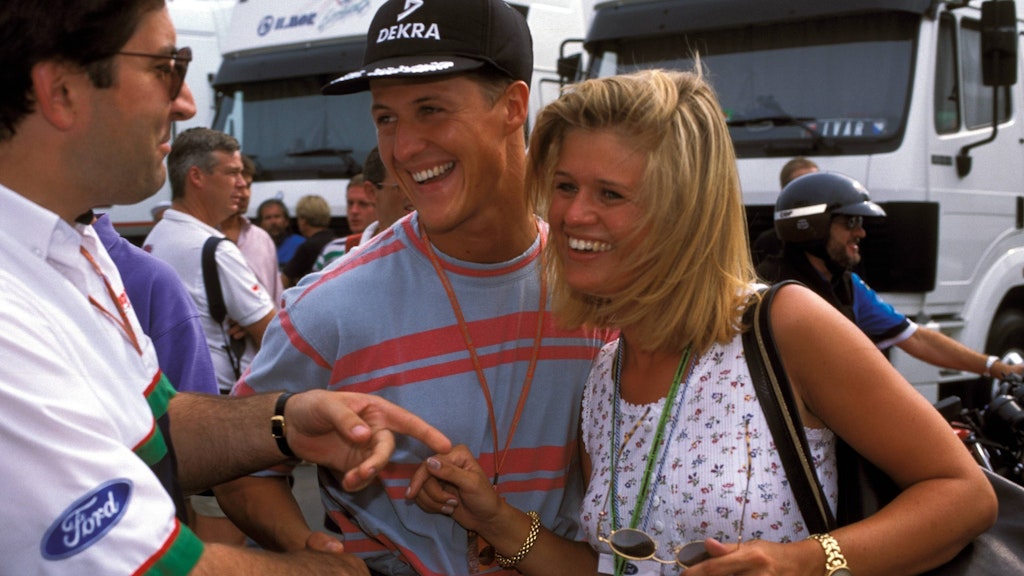 Ein Bild von 1994: Michael Schumacher mit seiner Ehefrau Corinna an einem Rennwochenende am Hockenheimring.