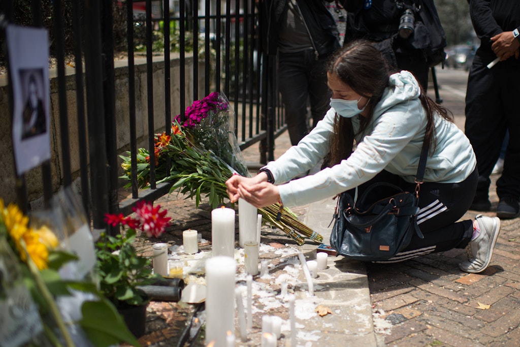 Fans legen vor dem Hotel, in dem Foo-Fighters-Drummer Taylor Hawkins tot aufgefunden wurde, Blumen ab.
