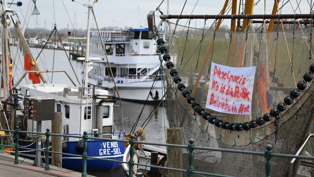 Ein Transparent am Fischernetz in Greetsiel fordert politische Hilfe: Diesel ist zu teuer.