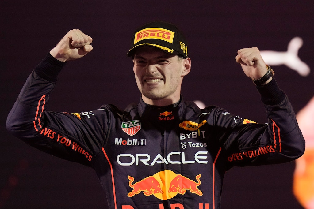 Der Titelverteidiger meldet sich mit einen Sieg zurück: Max Verstappen lässt in Saudi-Arabien die Muskel spielen.