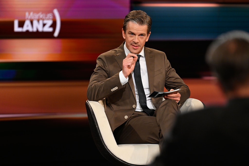Markus Lanz sitzt bei der Moderation seiner gleichnamigen Sendung im Studio.