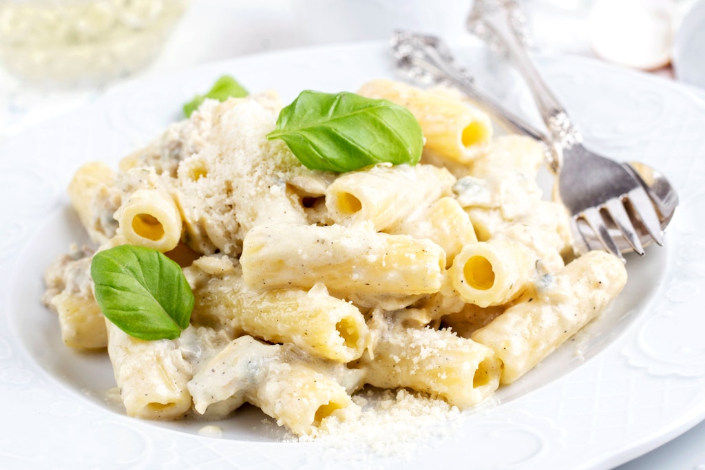 Rigatoni in einer Käse-Sahne-Sauce sind verdammt lecker.