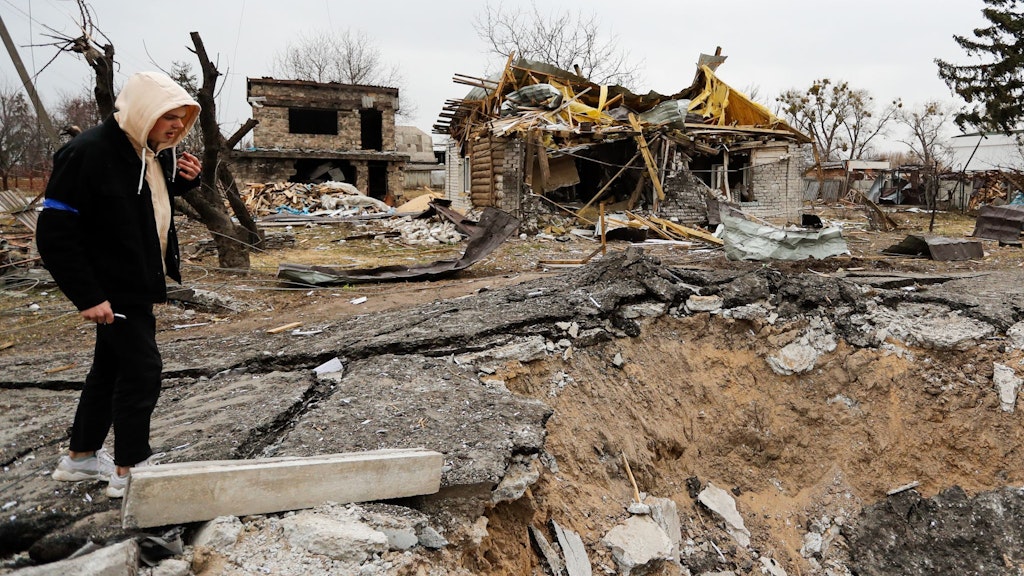 Straßen und Häuser in der Nähe der Stadt Makariv sind durch russische Luftangriffe schwer beschädigt.