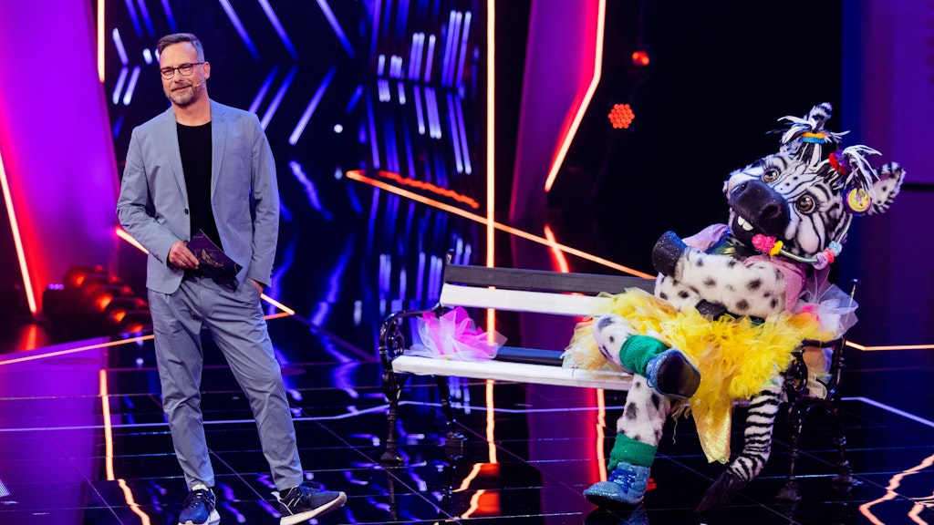 Matthias Opdenhövel, der Moderator von The Masked Singer, mit dem Zebra.