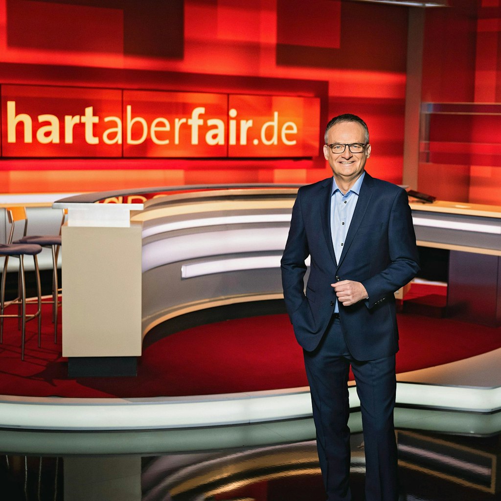 Moderator Frank Plasberg im Studio zur Sendung „hart aber fair“.