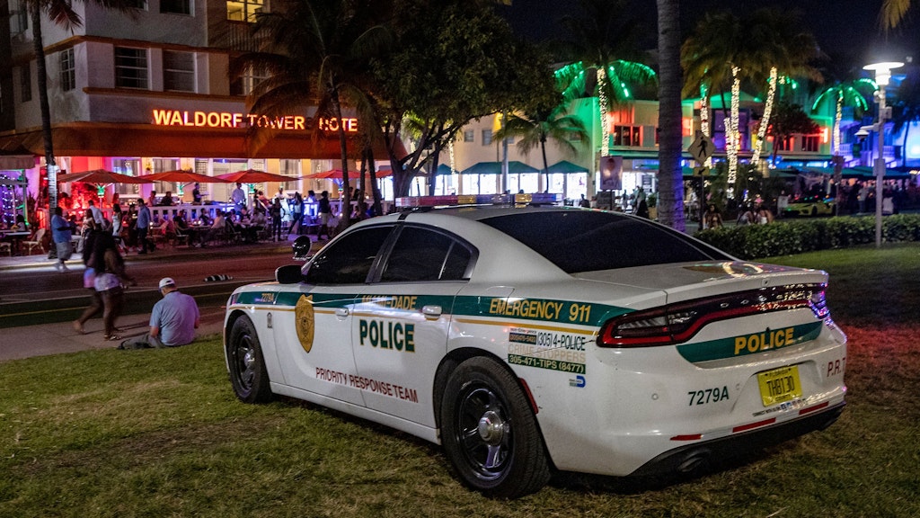 Die Polizei in Miami hat immer mehr Probleme die feiernden Massen unter Kontrolle zu halten.