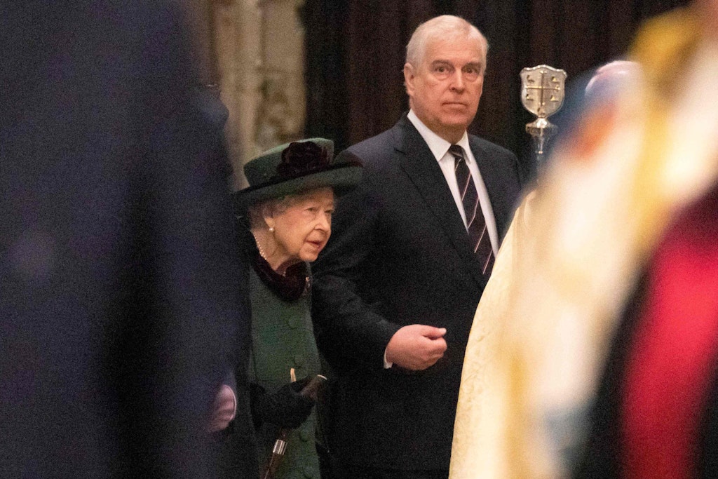 Queen Elizabeth kommt an der Seite ihres Sohnes Prinz Andrew in die Westminster Abbey in London zur Trauerfeier für ihren verstorbenen Gatten Prinz Philip.