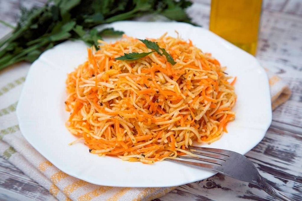 Unglaublich lecker und gesund ist der Fitness-Salat mit Möhren und Sellerie.