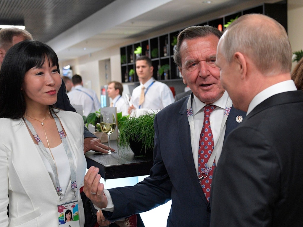 2018 stellte Gerhard Schröder Wladimir Putin in Moskau seine fünfte Ehefrau So-yeon Kim vor