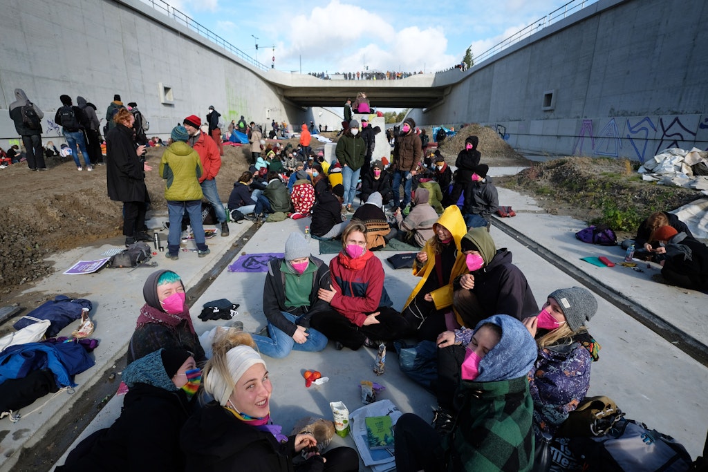 Klimaschützer besetzten im Oktober 2021 die A100-Baustelle.