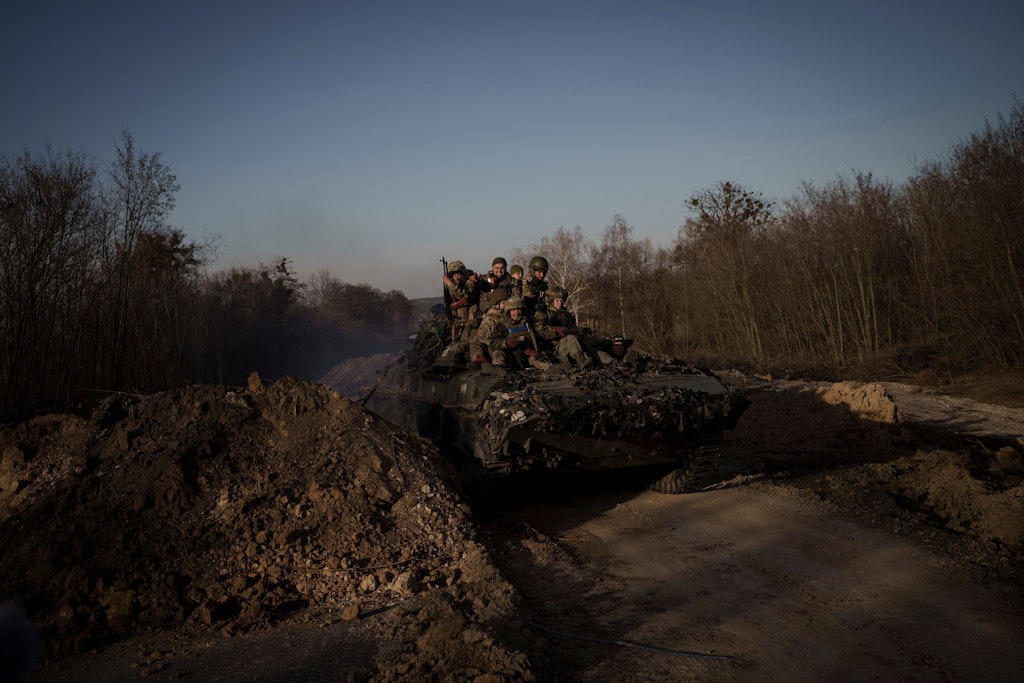 Ukrainische Soldaten fahren auf einem Panzer in der Nähe der Stadt Trostjanez.