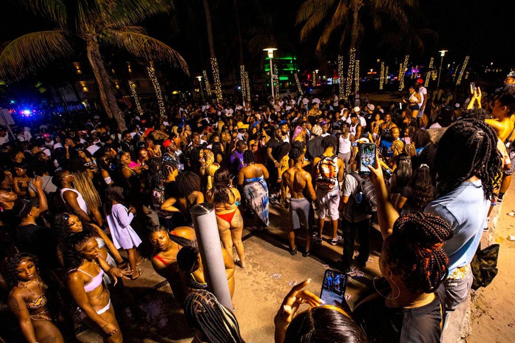 Wilde Party überall - auch wie hier nachts am Strand.