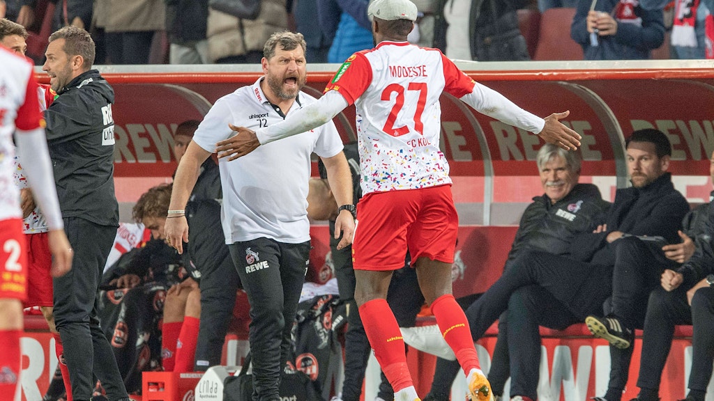 Köln-Trainer Steffen Baumgart jubelt mit Stürmer Anthony Modeste. Die eiserne Legende genießt mit seiner Art am Rhein bereits Kultstatus.
