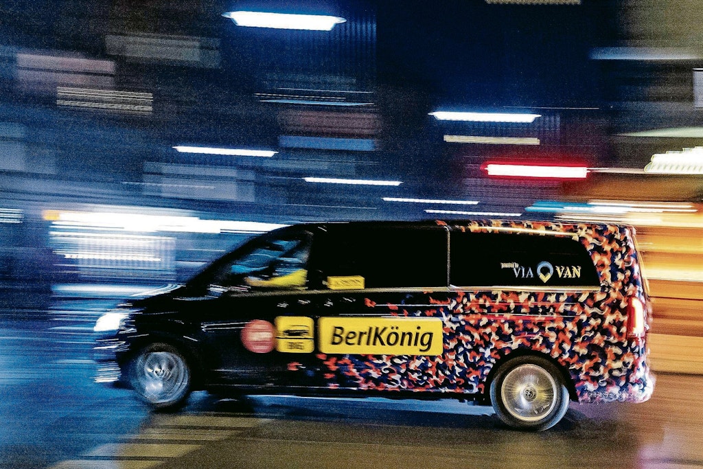 BerlKönig-Rufbus der Berliner Verkehrsbetriebe unterwegs in Berlin